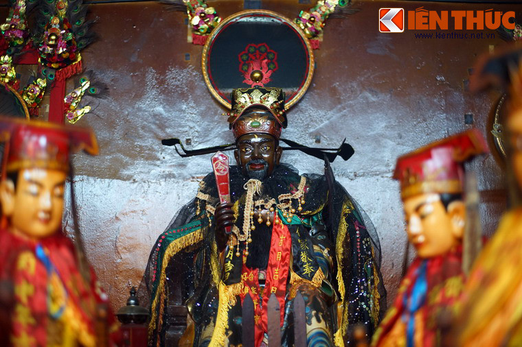 Hình tượng Bao Công được tạo hình với những sự khác biệt tùy thuộc vào mỗi điểm thờ tự. Điểm chung là ông luôn được thể hiện với nước da đen bóng, trên trán có hình vầng trăng khuyết, như những gì được miêu tả trong dân gian.