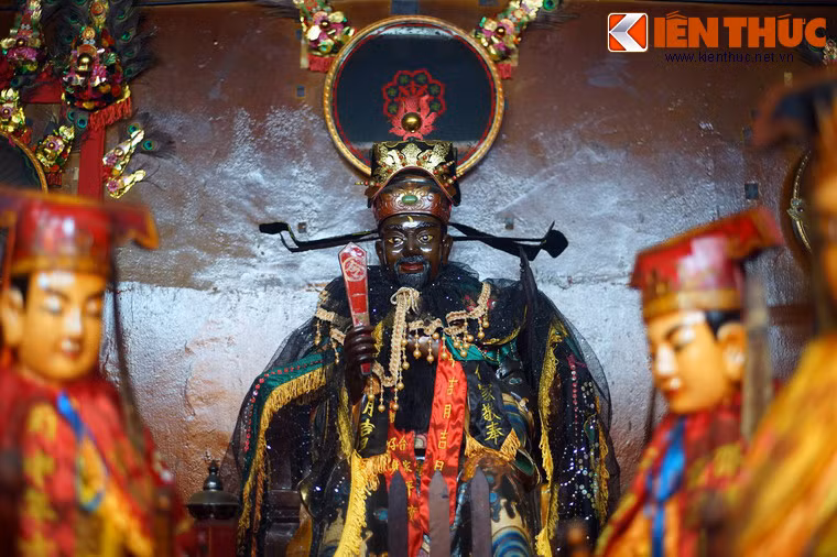 Hình tượng Bao Công được tạo hình với những sự khác biệt tùy thuộc vào mỗi điểm thờ tự. Điểm chung là ông luôn được thể hiện với nước da đen bóng, trên trán có hình vầng trăng khuyết, như những gì được miêu tả trong dân gian.