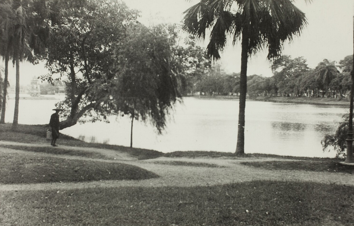 Lối dành cho người đi bộ uốn lượn qua các bãi cỏ bên bờ hồ. Ảnh: Musée de l'Homme.