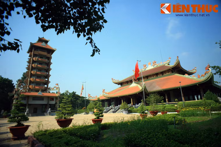 Đền được khánh thành năm 1995, là nơi tưởng niệm những anh hùng trong hai cuộc kháng chiến chống Pháp và chống Mỹ của dân tộc. Với khuôn viên rộng 7ha, đây là một trong những ngôi đền lớn nhất Việt Nam.