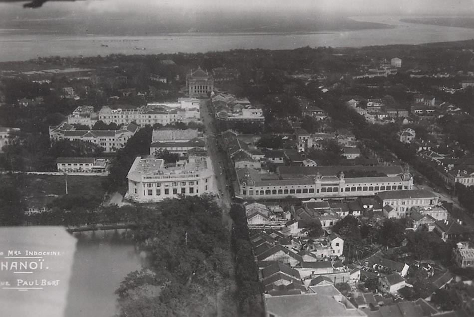 Hồ Hoàn Kiếm (góc dưới bên trái), phố Paul Bert (Tràng Tiền) và Nhà hát Lớn. Ảnh: Belle Indochine.