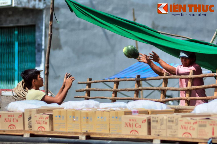 Nguyên nhân chủ yếu dẫn đến sự suy thoái của chợ nổi là hệ thống giao thông đường bộ hiện ngày càng hoàn thiện khiến số ghe thuyền giảm nhanh chóng.