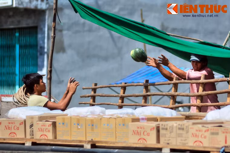 Nguyên nhân chủ yếu dẫn đến sự suy thoái của chợ nổi là hệ thống giao thông đường bộ hiện ngày càng hoàn thiện khiến số ghe thuyền giảm nhanh chóng.