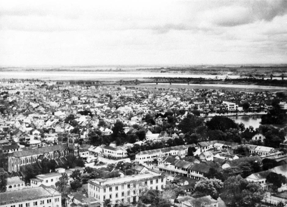 Nhà thờ Lớn nằm bên trái, hồ Hoàn Kiếm ở bên phải. Khu vực dày đặc nhà cửa là phố cổ Hà Nội. Ảnh: Belle Indochine.