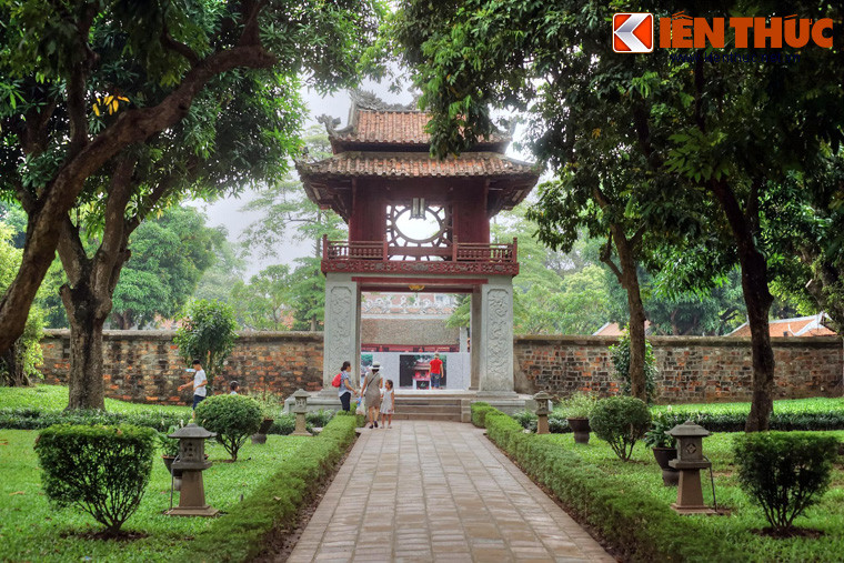 Được xây dựng từ năm 1070, Văn Miếu - Quốc Tử Giám được coi là trường đại học đầu tiên của Việt Nam. Hiện nay, nơi đây đã được đưa vào danh sách các di tích quốc gia đặc biệt.