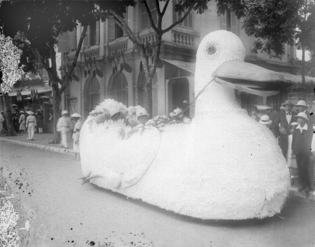 Con vịt khổng lồ này có lẽ là đại diện cho một hãng thực phẩm của người Pháp. Ảnh: Persee.fr.