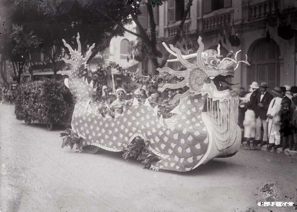 Xe hình rồng diễu hành trong Ngày đình chiến ở Hà Nội năm 1923. Thế chiến I đã chính thức kết thúc vào lúc 11h ngày 11/11/1918, khi Hiệp định đình chiến với Đức bắt đầu có hiệu lực. Ảnh: Persee.fr.