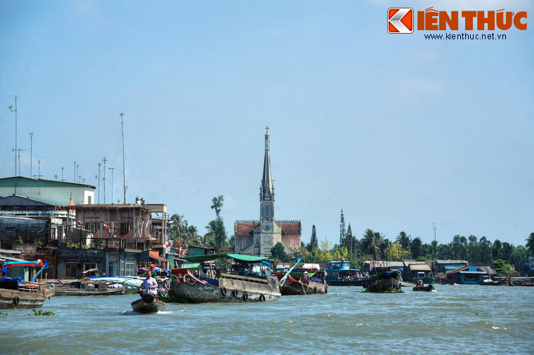 Họp ở đoạn sông Tiền Giang giáp gianh giữa ba tỉnh Tiền Giang, Vĩnh Long và Bến Tre, chợ nổi Cái Bè (thị trấn Cái Bè, tỉnh Tiền Giang) là một trong những khu chợ nổi có quy mô lớn nhất ở khu vực Nam Bộ.