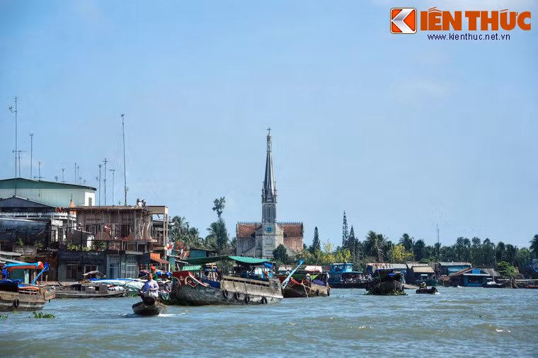 Họp ở đoạn sông Tiền Giang giáp gianh giữa ba tỉnh Tiền Giang, Vĩnh Long và Bến Tre, chợ nổi Cái Bè (thị trấn Cái Bè, tỉnh Tiền Giang) là một trong những khu chợ nổi có quy mô lớn nhất ở khu vực Nam Bộ.