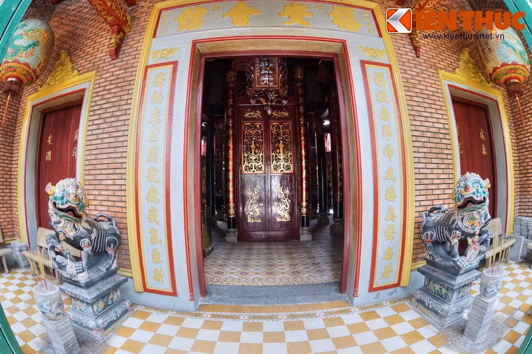 Lối vào tiền điện được trấn bởi cặp sư tử đá được tạo hình rất sinh động.