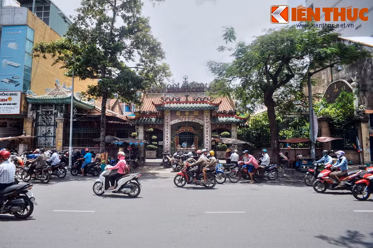 Tọa lạc tại số 184 Hồng Bàng, quận 5 TP.HCM, hội quán Phước An (còn gọi là chùa Minh Hương, chùa Ông Quan Đế) hiện lên như một khoảng lặng giữa một khu vực thương mại sầm uất bậc nhất thành phố.