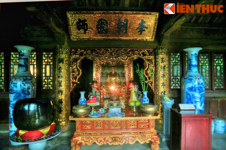 Trong đền có tượng của Đức thánh Nguyễn được đúc bằng đồng.