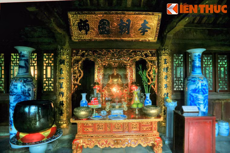 Trong đền có tượng của Đức thánh Nguyễn được đúc bằng đồng.