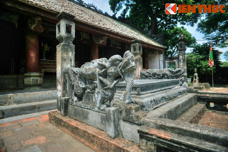 Hai bên long sàng có hai con nghê đá chầu, được tạc trên hai tảng đá xanh nguyên khối. Đây được coi là long sàng đá đẹp nhất, có giá trị nhất Việt Nam.