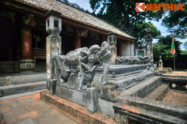 Hai bên long sàng có hai con nghê đá chầu, được tạc trên hai tảng đá xanh nguyên khối. Đây được coi là long sàng đá đẹp nhất, có giá trị nhất Việt Nam.