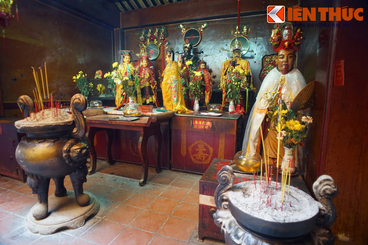 Ngoài hội quán Hà Chương, những địa điểm nổi tiếng khác của người Hoa tại TP HCM có thờ Bao Công là hội quán Ôn Lăng (quận 5) và miếu Phù Châu (quận Gò Vấp).