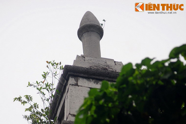 Tương truyền, vào một số giờ trong năm, bóng của đỉnh Tháp Bút sẽ chấm đúng vào giữa lòng Đài Nghiên.