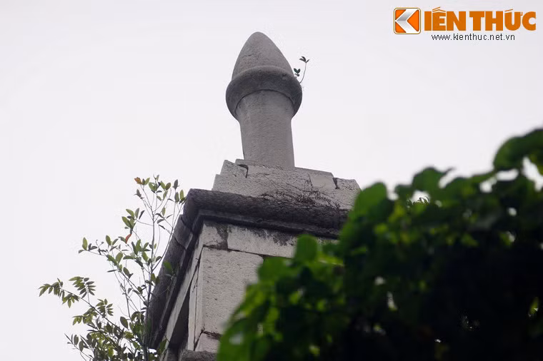 Tương truyền, vào một số giờ trong năm, bóng của đỉnh Tháp Bút sẽ chấm đúng vào giữa lòng Đài Nghiên.