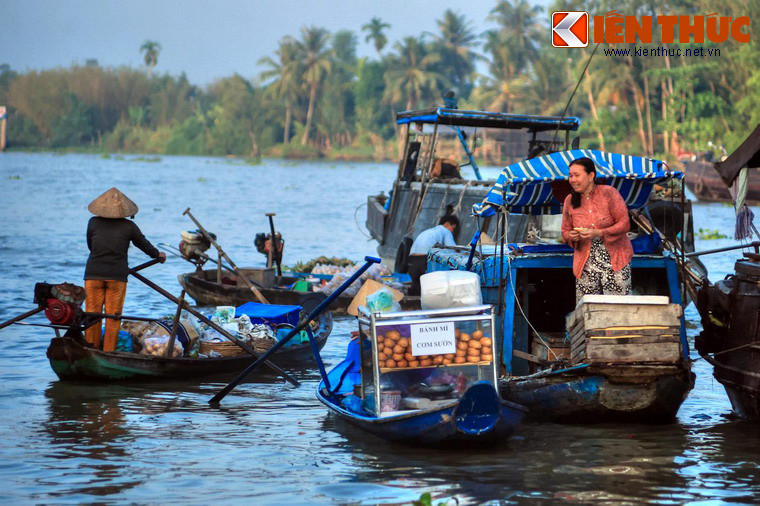 Một số hình ảnh khác về những người phụ nữ ở miền sông nước Nam Bộ.