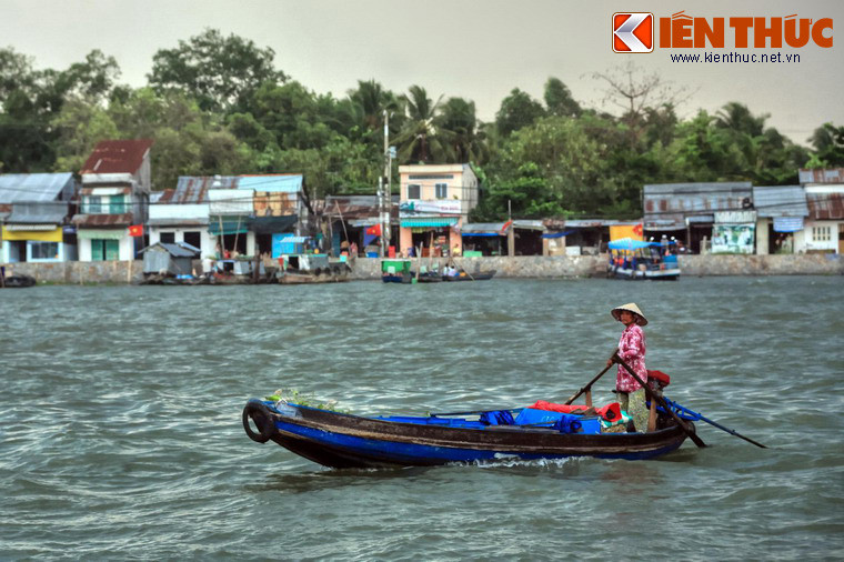 Việt Nam là một xứ sở có nhiều sông nước và rất nhiều hoạt động của người dân Việt diễn ra trên môi trường sông nước. Đặc biệt, cuộc sống vùng sông nước đã trở thành nét văn hóa đặc thù của khu vực Nam Bộ. Ảnh: Người phụ nữ lái đò ở sông Cần Thơ, TP Cần Thơ.