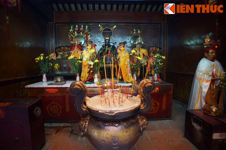 Khi ghé thăm một số hội quán, đền, miếu của người Hoa ở Chợ Lớn, du khách phương xa có thể sẽ ngạc nhiên khi bắt gặp bàn thờ Bao Công - một nhân vật quen thuộc từng khuấy đảo truyền hình Việt Nam. (Ảnh trong bài chụp tại hội quán Hà Chương, quận 5 TP HCM).