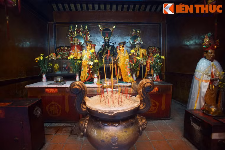 Khi ghé thăm một số hội quán, đền, miếu của người Hoa ở Chợ Lớn, du khách phương xa có thể sẽ ngạc nhiên khi bắt gặp bàn thờ Bao Công - một nhân vật quen thuộc từng khuấy đảo truyền hình Việt Nam. (Ảnh trong bài chụp tại hội quán Hà Chương, quận 5 TP HCM).