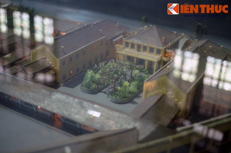 Sau cổng chính là sân công vụ, được trồng khá nhiều cây xanh.