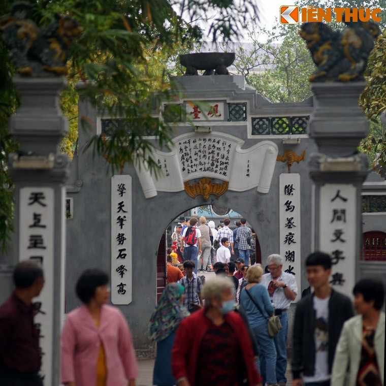 Một công trình gắn liền với Tháp Bút là Đài Nghiên, nằm trên cánh cổng ở đầu cầu Thê Húc.