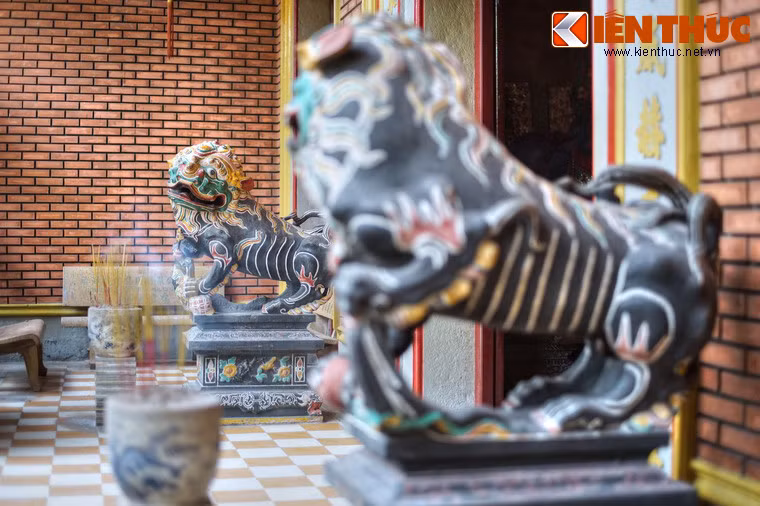 Hội quán còn giữ được nhiều hiện vật cổ có giá trị như tượng thờ bằng gỗ lim có niên hạn trên 300 năm, lư hương kiểu cổ, trống, sư tử đá, giá trưng kích thương...