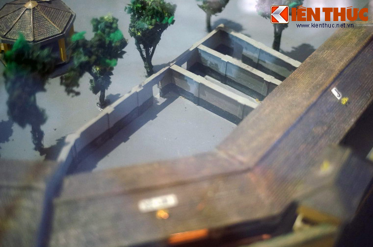 Khu xà lim có sân sinh hoạt riêng, được bao quanh bằng các bức tường.