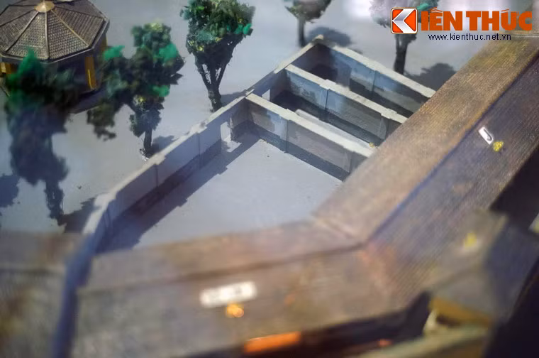 Khu xà lim có sân sinh hoạt riêng, được bao quanh bằng các bức tường.