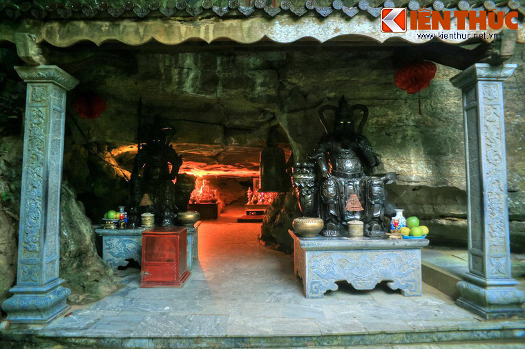 Lối vào hang sáng. Hang này dài 25m, rộng 15m, cao trung bình là 2m, nền và trần bằng phẳng.