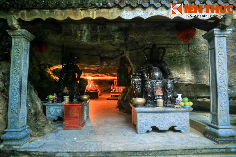 Lối vào hang sáng. Hang này dài 25m, rộng 15m, cao trung bình là 2m, nền và trần bằng phẳng.