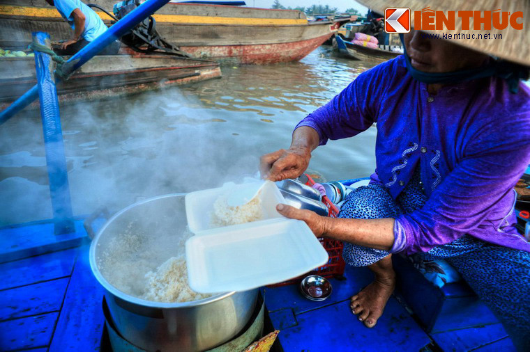Thường thức ẩm thực tại các "quán ăn nổi" ở chợ Cái Bè là trải nghiệm khó quên với du khách phương xa.