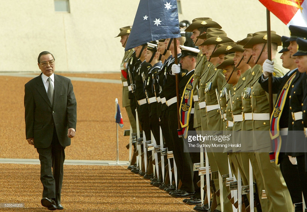 Nguyên Thủ tướng nước CHXHCN Việt Nam duyệt đội danh dự trong chuyến thăm Australia, 5/5/2005.