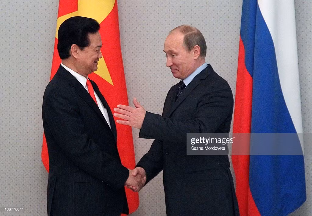 Tổng thống Putin trò chuyện cùng nguyên Thủ tướng Nguyễn Tấn Dũng bên lề cuộc đối thoại Nga-Việt Nam tại thành phố Sochi, 15/5/2013. Ảnh: Getty.