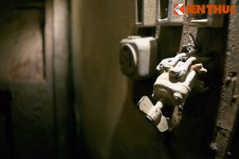 Một bảng điện gắn trên tường của căn hầm.