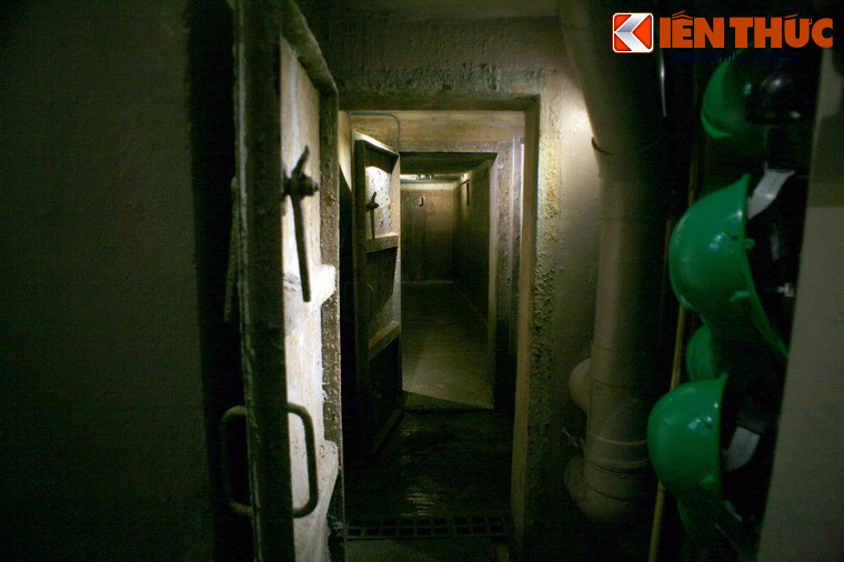 Toàn bộ khu hầm rộng 40m2, chia làm 6 phòng, sức chứa khoảng 15 - 20 người. Nằm sâu dưới lòng đất, hầm có khả năng chịu được sự công phá từ những quả bom hạng nặng.