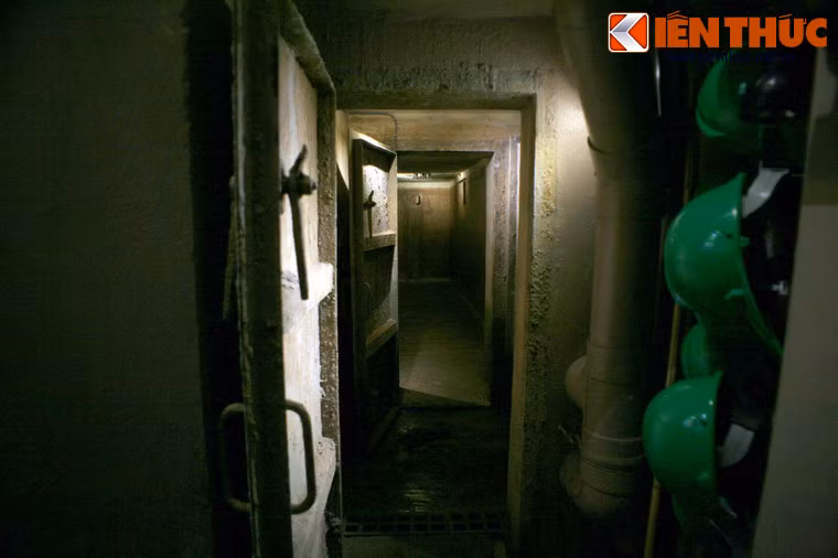 Toàn bộ khu hầm rộng 40m2, chia làm 6 phòng, sức chứa khoảng 15 - 20 người. Nằm sâu dưới lòng đất, hầm có khả năng chịu được sự công phá từ những quả bom hạng nặng.