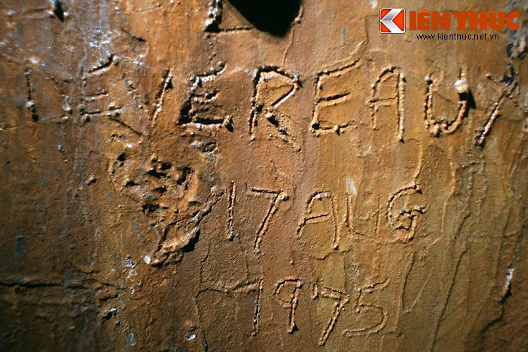 Trong một căn phòng, nhà ngoại giao người Australia Bob Devereaux đã khắc tên mình trên bức tường của căn hầm vào tháng 8/1975. Ông đã trở lại thăm căn hầm ngay sau khi biết tin công trình này mở cửa trở lại.