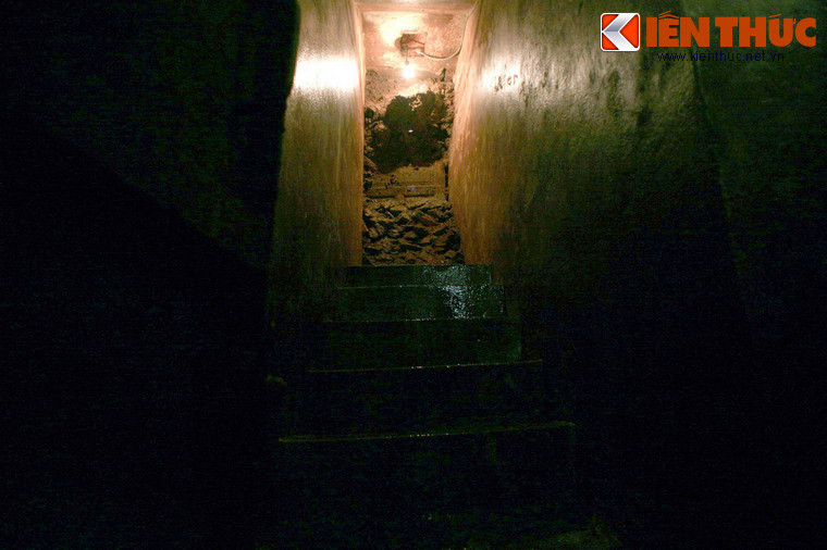 Hầm nguyên bản có hai lối vào chính, một lối gần hồ bơi, lối kia ở gần ngay sảnh chính của khách sạn, hiện đã được bít lại.