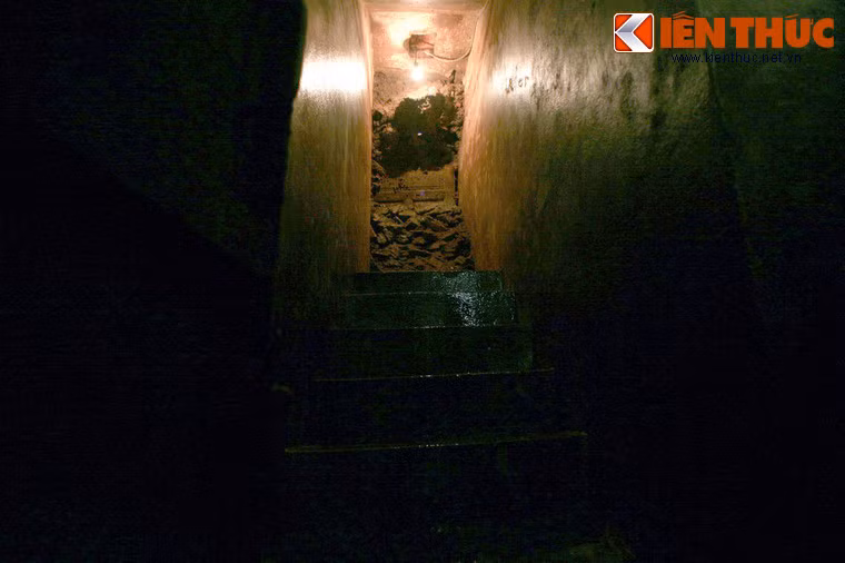 Hầm nguyên bản có hai lối vào chính, một lối gần hồ bơi, lối kia ở gần ngay sảnh chính của khách sạn, hiện đã được bít lại.