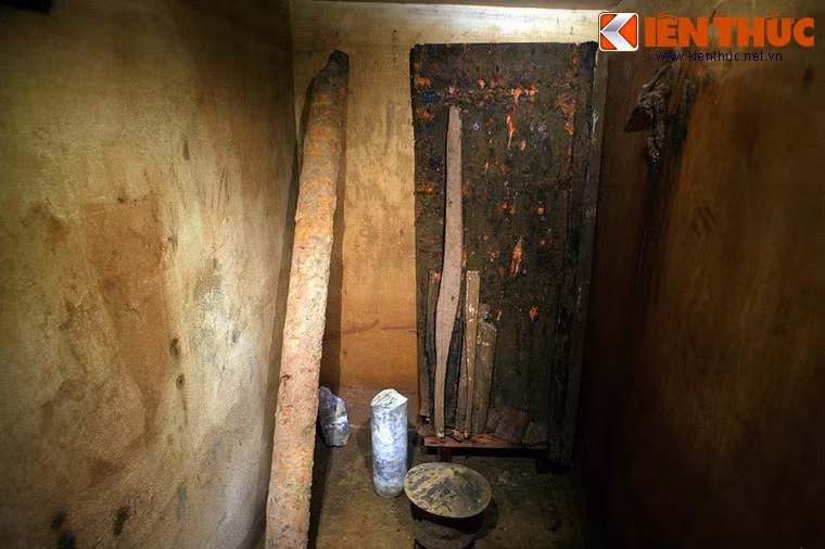 Những hiện vật còn lại trong căn hầm là 6 cửa sắt, 2 cửa gỗ, nắp thông hơi, ống thông khí, cầu đấu sứ, lõi khoan, một số mẫu bê tông nắp hầm, bốn bảng điện, 12 bóng đèn và một số hiện vật khác.