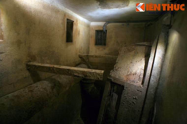 Phòng máy và kho trữ đồ là nơi đồ ăn, nước uống và nhu yếu phẩm được dự trữ để phục vụ cho khách xuống trú hầm.