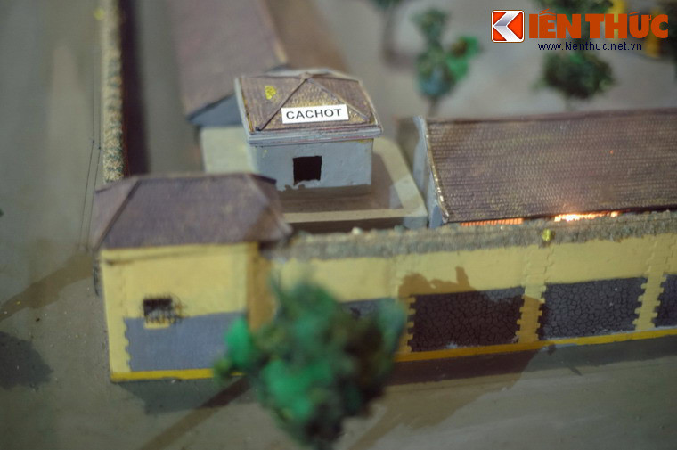 Ngoài xà lim, nhà tù Hỏa Lò còn một khu gian giữ đặc biệt khác là cachot, tức khu ngục tối, nơi người tù bị nhốt biệt lập, bị cùm trong đêm, phải ăn, ngủ, vệ sinh tại chỗ. Vị trí khu cachot nằm ở góc Hai Bà Trưng - Quán Sứ ngày nay.