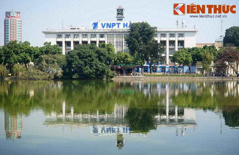 Nằm trên phố Đinh Tiên Hoàng, bên bờ hồ Gươm, Bưu điện Hà Nội là nơi ghi dấu nhiều thăng trầm lịch sử của mảnh đất Hà thành.