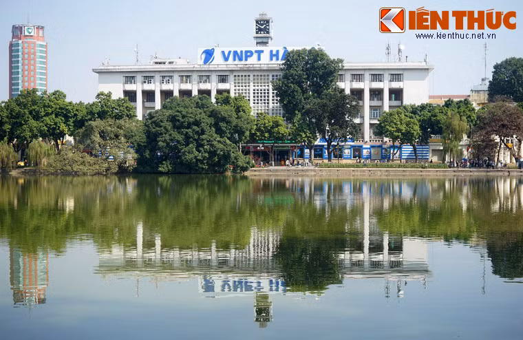 Nằm trên phố Đinh Tiên Hoàng, bên bờ hồ Gươm, Bưu điện Hà Nội là nơi ghi dấu nhiều thăng trầm lịch sử của mảnh đất Hà thành.