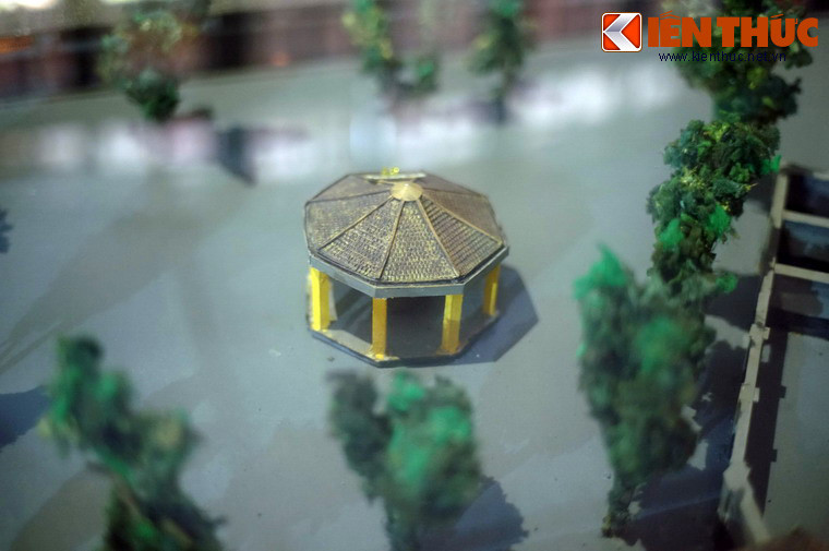 Giữa sân có một ngôi nhà bát giác, kiểu lầu vọng cảnh thường được xây ở các công viên, vườn hoa Việt Nam thời thuộc địa.