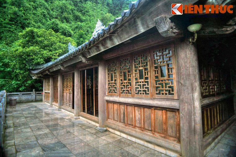 Đền thánh Nguyễn nằm ngay tại ngã ba sau đầu dốc. Đền là nơi thờ Lý Quốc Sư Nguyễn Minh Không, người sáng lập chùa cổ Bái Đính. Ông là một thiền sư, pháp sư tài danh được vua phong Quốc sư và nhân dân tôn sùng gọi là Đức thánh Nguyễn.