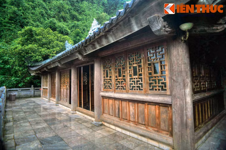 Đền thánh Nguyễn nằm ngay tại ngã ba sau đầu dốc. Đền là nơi thờ Lý Quốc Sư Nguyễn Minh Không, người sáng lập chùa cổ Bái Đính. Ông là một thiền sư, pháp sư tài danh được vua phong Quốc sư và nhân dân tôn sùng gọi là Đức thánh Nguyễn.